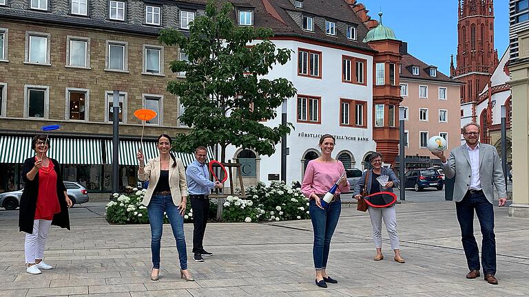 Die Stadt hat trotz ein Sommerferienprogramm mit Spiel, Sport und Spaß für 700 Kinder auf die Beine gestellt - im Bild von links nach rechts: Christine Matzewitzki (AG Familien), Sozialreferentin Hülya Düber, Stadtjugendpfleger Andreas Kaiser, Bürgermeisterin Judith Jörg, Monika Kraft (stellvertretende Leiterin des Fachbereichs Jugend und Familie) und Jens Röder, Leiter des Fachbereichs Sport. Die Stadt hat trotz ein Sommerferienprogramm mit Spiel, Sport und Spaß für 700 Kinder auf die Beine gestellt - im Bild von links nach rechts: Christine Matzewitzki (AG Familien), Sozialreferentin Hülya Düber, Stadtjugendpfleger Andreas Kaiser, Bürgermeisterin Judith Jörg, Monika Kraft (stellvertretende Leiterin des Fachbereichs Jugend und Familie) und Jens Röder, Leiter des Fachbereichs Sport.