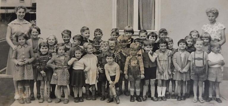 Mit der AWO groß geworden: Um 1960 gab es bereits einen Kindergarten in der Niederwerrner Straße, unweit des Jugendwohnheims. Ganz links steht Betreuerin Heidi Scheuring, eine der Zeitzeuginnen beim Festakt.