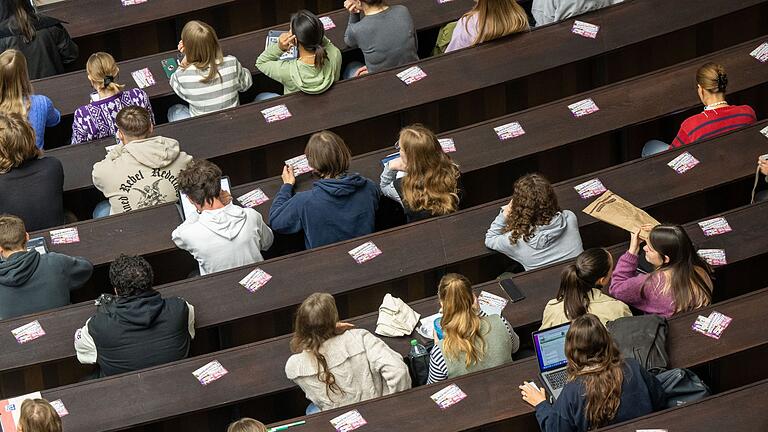 Studierende im Hörsaal.jpeg - Studenten nehmen an der Einführungsveranstaltung im Audimax der Ludwig-Maximilians-Universität teil. Studierende im Hörsaal.jpeg - Studenten nehmen an der Einführungsveranstaltung im Audimax der Ludwig-Maximilians-Universität teil.