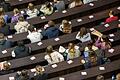 Studierende im Hörsaal.jpeg       -  Studenten nehmen an der Einführungsveranstaltung im Audimax der Ludwig-Maximilians-Universität teil.