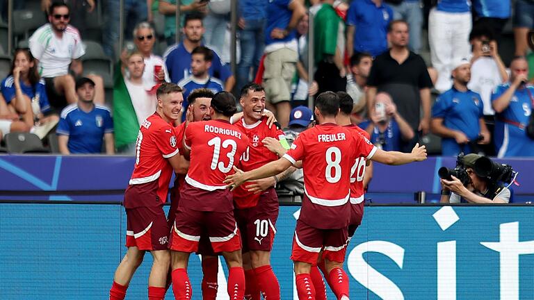 Schweiz - Italien - Die Schweizer bejubeln den Einzug ins Viertelfinale. Schweiz - Italien - Die Schweizer bejubeln den Einzug ins Viertelfinale.