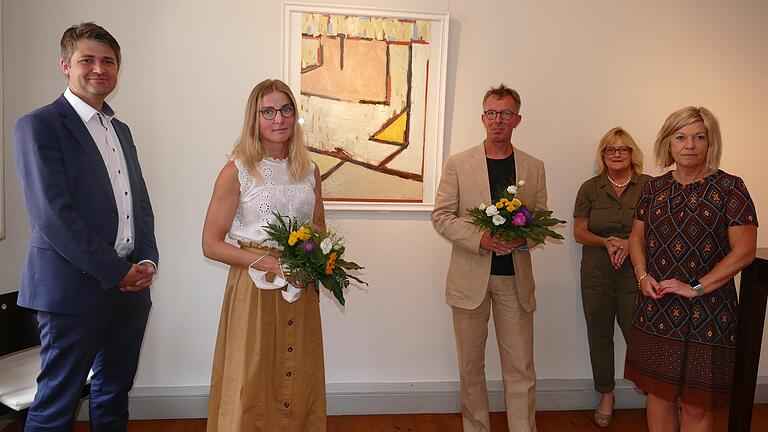 Die Ausstellung 'Fotografie &amp; Malerei' wurde in der Kreisgalerie eröffnet. Im Bild die Fotografin Anna Paczynska und der Maler Uwe Harreck, umrahmt von (von links) Bürgermeister Michael Kraus, Dr. Astrid Hedrich-Scherpf von der Kreiskulturagentur und stellvertretender Landrätin Eva Böhm.