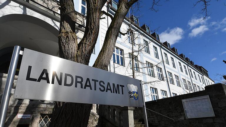 Der Blaue Bau in der Würzburger Zeppelinstraße ist zu klein für alle Mitarbeiter der Kreisverwaltung. Ein Ergänzungsbau im Hof des Landratsamtes könnte eine Lösung für das Platzproblem sein. Der Blaue Bau in der Würzburger Zeppelinstraße ist zu klein für alle Mitarbeiter der Kreisverwaltung. Ein Ergänzungsbau im Hof des Landratsamtes könnte eine Lösung für das Platzproblem sein. 