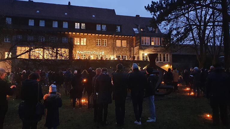 Freiluftgottesdienst im Erbachshof an Heiligabend. Freiluftgottesdienst im Erbachshof an Heiligabend.