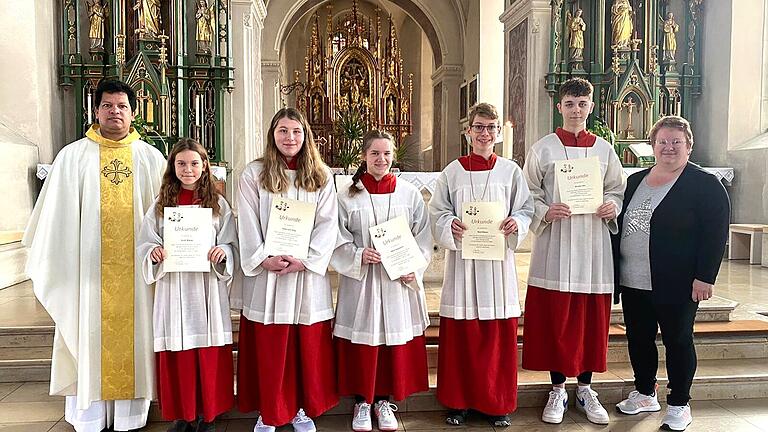 In der Kirche 'Heilige Dreifaltigkeit' in Saal fand die Ministranten-Verabschiedung während des Familiengottesdienstes statt. Mit herzlichem Dank für den geleisteten Dienst und mit einer Urkunde wurden von Pater Silvester Ottaplackal verabschiedet (von links) Sarah Wiener (ein Jahr), Ricardo Löhr (sechs Jahre), Rene Wiener (drei Jahre), Anna-Lena Haag (sechs Jahre), Marie Hemmerich (sieben Jahre) sowie Marion Hemmerich, die mehr als zehn Jahre lang Ministranten-Beauftragte war. Es kamen keine neuen Ministranten dazu, auch für Marion Hemmerich gibt es derzeit keinen Nachfolger oder Nachfolgerin.