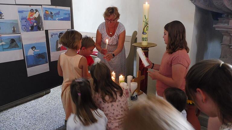 Die Kinder entzündeten ihre Taufkerzen.