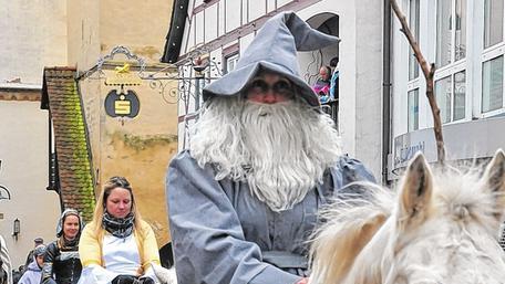 Farblich abgestimmt: Ein Druide auf dem Schimmel.