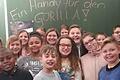 Die Mädchen und Jungen der 6 g der Mittelschule haben alte Handys gesammelt.