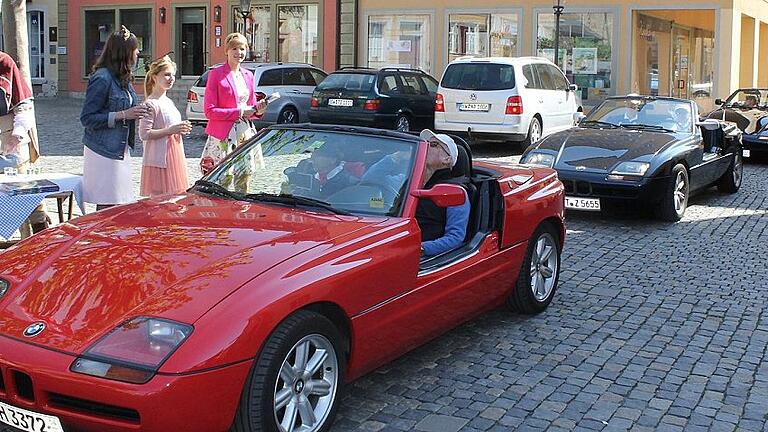 Im Mai 2015 war der BMW Z 1-Club schon einmal zu Gast in Gerolzhofen. Die Teilnehmer der Ausfahrt wurden damals von Marktgraf Gerold und mehreren Weinprinzessinnen begrüßt.