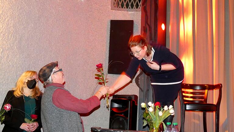 Moderatorin Johanna Bamberg-Reinwand überreichte dem Kinobesitzer Bruno Schneyer eine Rose als Dank für die Unterstützung der Veranstaltung. Moderatorin Johanna Bamberg-Reinwand überreichte dem Kinobesitzer Bruno Schneyer eine Rose als Dank für die Unterstützung der Veranstaltung.