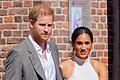 Netflix-Doku 'Harry & Meghan'       -  Harry und Meghan kommen aus dem Düsseldorfer Rathaus. Der Prinz und seine Frau warben im vergangenen Jahr für die «Invictus Games», die von Harry mit ins Leben gerufen wurden.
