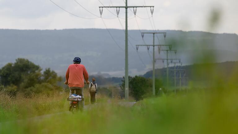 Das Land der offenen Fernen: Immer wieder tun sich auf dem Weg tolle Blicke auf, wie hier auf die Lange Rhön. Das Land der offenen Fernen: Immer wieder tun sich auf dem Weg tolle Blicke auf, wie hier auf die Lange Rhön.