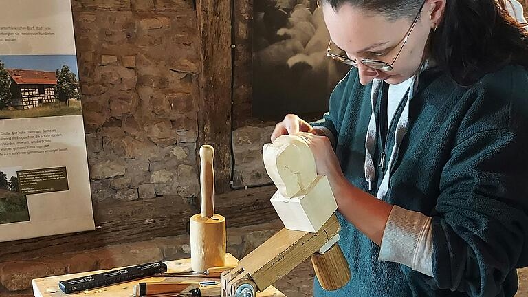 Symposium mit Schülerinnen und Schülern der Staatlichen Berufsfachschule für Holzbildhauer in Bischofsheim im Freilandmuseum Fladungen vom Montag, 13., bis Freitag, 17. Mai.