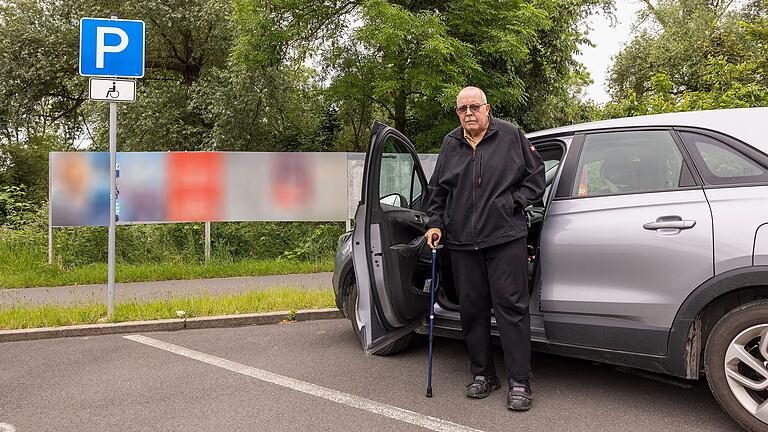 In Ochsenfurt gibt es Parkplätze für Menschen mit Behinderung am Sportplatz. Solche Parkplätze findet Walter Meding aber längst nicht an allen Sportgeländen vor.