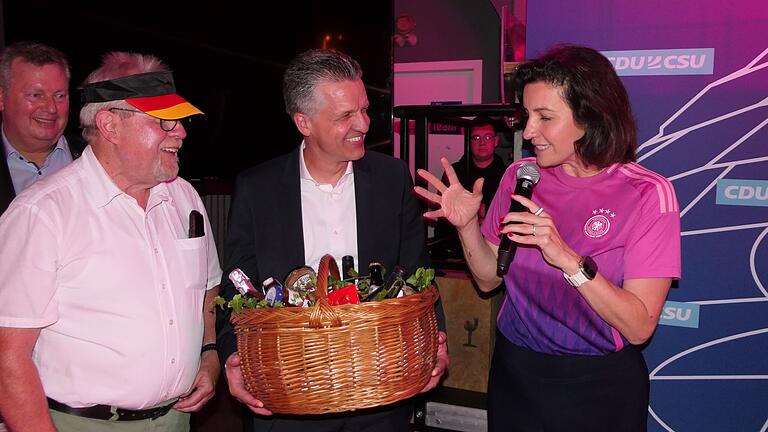 Einen Präsentkorb mit Wein von Sander Winzern überreichte Bundestagsabgeordnete Dorothee Bär zusammen mit CSU-Kreisgeschäftsführer Gerhard Zösch (links) an Thorsten Frei (Mitte).