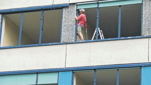 Gut gesichert hoch auf der Brüstung: Der Fensterausbau am ehemaligen Krankenhaus in Mellrichstadt verlangt handwerkliches Geschick &ndash; und Mut.