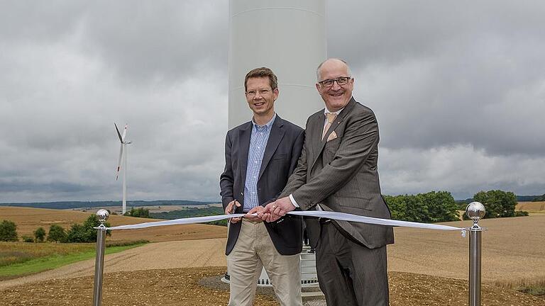Da herrschte noch Einigkeit: Der Aufsichtsratsvorsitzende Sebastian Remelé (links) und der Chef der Stadtwerke, Thomas Stepputat, bei der Eröffnung des Windparks bei Forst. Stepputat muss seinen Stuhl jetzt vorzeitig räumen. Da herrschte noch Einigkeit: Der Aufsichtsratsvorsitzende Sebastian Remelé (links) und der Chef der Stadtwerke, Thomas Stepputat, bei der Eröffnung des Windparks bei Forst. Stepputat muss seinen Stuhl jetzt vorzeitig räumen.
