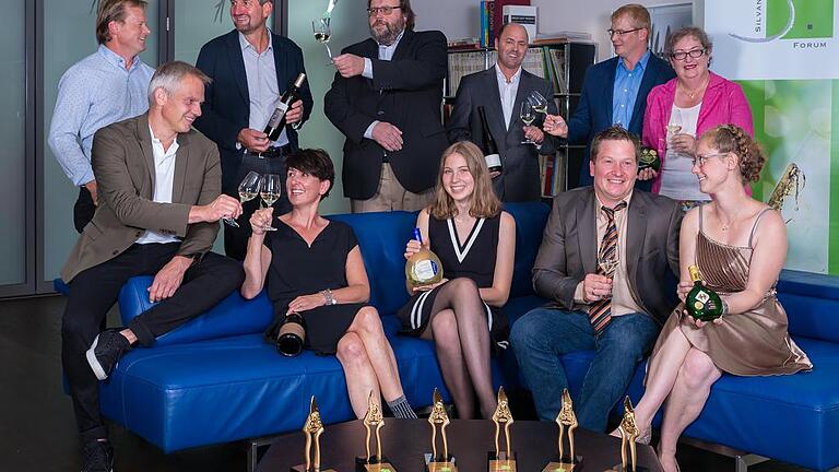 Ein Prost auf die Preise: Die prämierten Winzer mit (hinten von links) Josef Brunner und Thomas Dorfmann (Eisacktaler Kellerei), Christoph Steinmann (Sommerhausen) mit Tochter Isabella (vorne in der Mitte), Bernd Russmann (Eppelsheim) sowie Johannes und Maria Popp (Iphofen). Vorne von links: Jochen und Michaela Meintzinger (Frickenhausen) sowie Klaus und Miriam Höfling (Eußenheim). Ein Prost auf die Preise: Die prämierten Winzer mit (hinten von links) Josef Brunner und Thomas Dorfmann (Eisacktaler Kellerei), Christoph Steinmann (Sommerhausen) mit Tochter Isabella (vorne in der Mitte), Bernd Russmann (Eppelsheim) sowie Johannes und Maria Popp (Iphofen). Vorne von links: Jochen und Michaela Meintzinger (Frickenhausen) sowie Klaus und Miriam Höfling (Eußenheim).