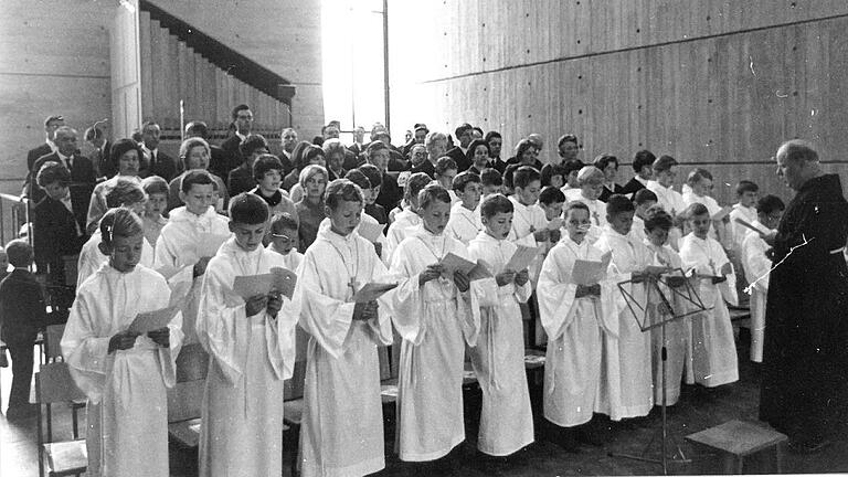Das Archivfoto entstand am im Oktober 1967 bei der Einweihung der Kirche 'Zur Heiligen Familie' in Karlstadt (Lkr. Main-Spessart). Rechts im Bild der damalige Chorleiter Pater Norbert Weber. Das Archivfoto entstand am im Oktober 1967 bei der Einweihung der Kirche 'Zur Heiligen Familie' in Karlstadt (Lkr. Main-Spessart). Rechts im Bild der damalige Chorleiter Pater Norbert Weber.
