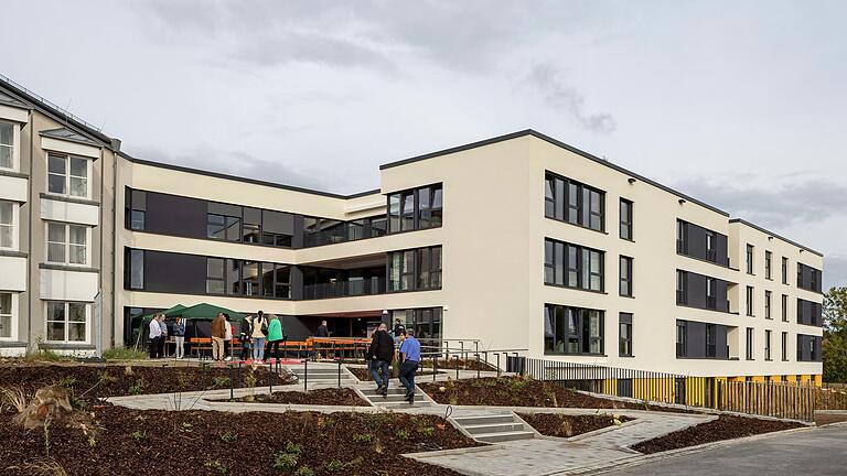 Der Neubau des Franziska-Streitel-Altenheims in Mellrichstadt wurde am 13. September eingeweiht. Der Altbau (links noch zu sehen) wird nun im nächsten Bauabschnitt saniert. Der Neubau des Franziska-Streitel-Altenheims in Mellrichstadt wurde am 13. September eingeweiht. Der Altbau (links noch zu sehen) wird nun im nächsten Bauabschnitt saniert. 