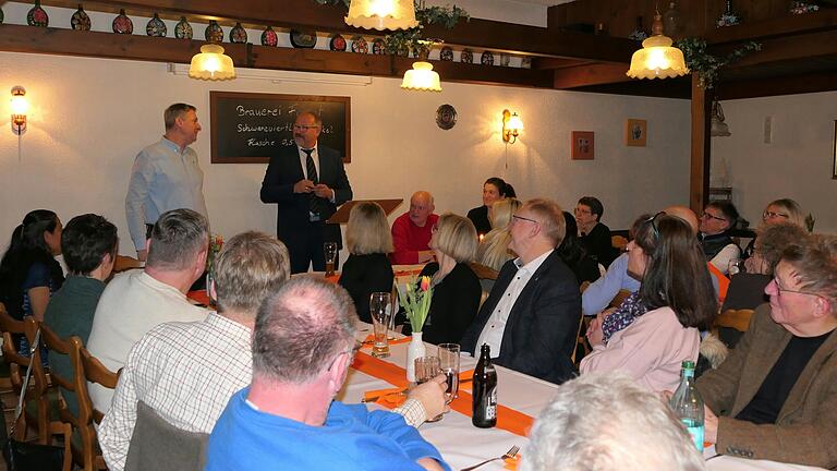 Am Neujahrsempfang dankte Bürgermeister Michael Gram (stehend rechts) Roland Brand, der fast 40 Jahre lang das Mitteilungsblatt der Stadt in Bergrothenfels ausgetragen hat Am Neujahrsempfang dankte Bürgermeister Michael Gram (stehend rechts) Roland Brand, der fast 40 Jahre lang das Mitteilungsblatt der Stadt in Bergrothenfels ausgetragen hat