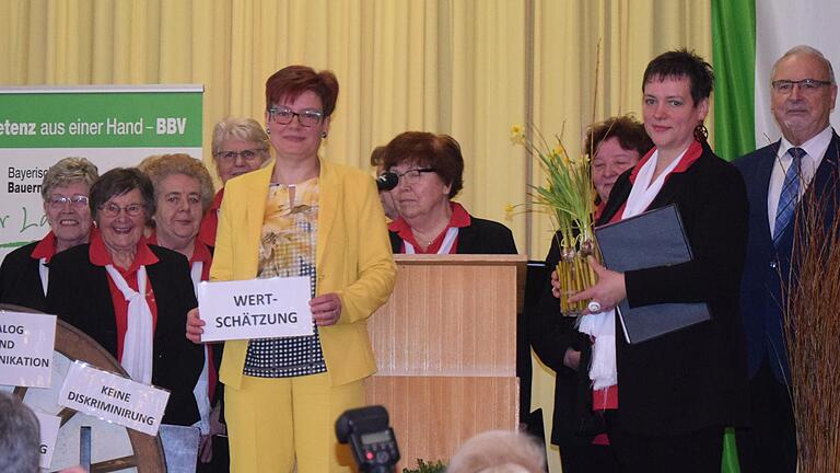 Welche Werte sind wichtig? Das Thema &quot;Werte&quot; stand über dem Landfrauentag (Mitte: Kreisbäuerin Maria Hoßmann, umrahmt vom Landfrauenchor; rechts: Wolfgang Zöller, MdB a.D.)