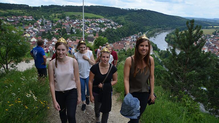 Weinprinzessinnen gehen beim Weinwandertag mit.&nbsp;