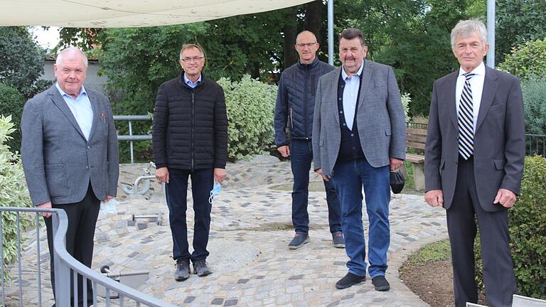 Am Sonntagnachmittag wurde am Großlangheimer See die Verabschiedung von Bürgermeister und Ratsmitglieder nachgeholt, die wegen Corona nicht in der Turnhalle stattfinden konnte. Ehrenbürgermeister Karl Höchner, Oskar Saum, Robert Sterk, Ernst Fuchs und Herbert Pfriem gehören nicht mehr dem Langemer Ratsgremium an.