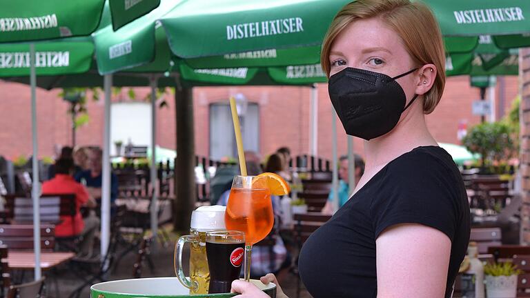 Rainer Kenner von der Liesl Karlstadt kann wegen Personalmangels nicht die EM in seinem Biergarten zeigen. Eine seiner verbliebenen Angestellten ist Luna Hofbauer, die hier gerade Getränke zu einem Tisch bringt.