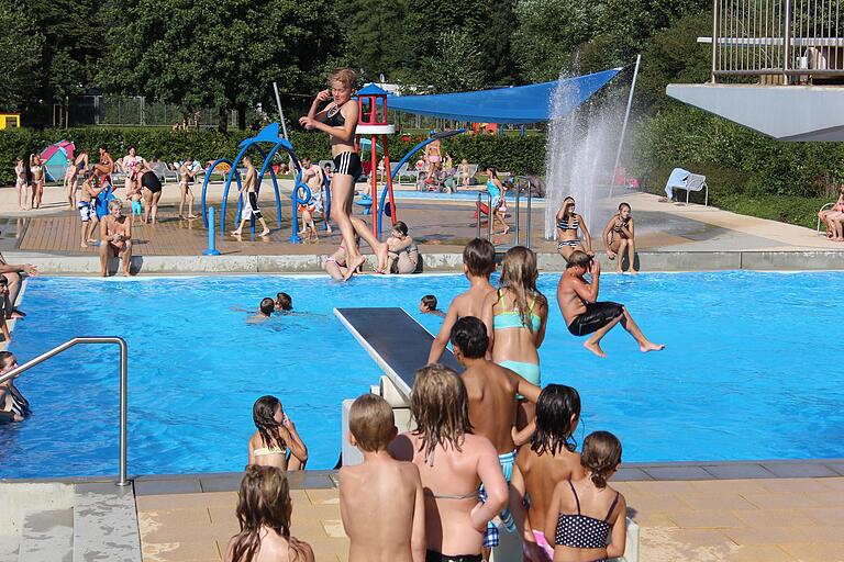 Im Gemündener Freibad Saaleinsel gibt es für Wasserratten jeden Alters Abwechslung: Sprungbretter, Kletterwand und&nbsp;Wasserspiele.