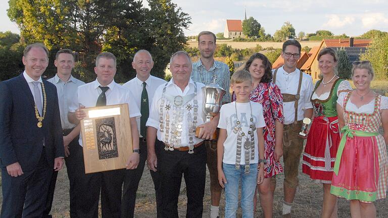 Kitzingens Oberbürgermeister Stefan Güntner (vorne von links) und Schützenmeister Michael Gräßer freuen sich mit den Hohenfelder Preisträgern, Schützenkönig Norbert Degan, Leon Schmidt, Nadja Wahner, Carolin Schmidt-Linke, sowie (hinten von links) Clemens Schneider, Uwe Pfeiffle, Stefan Knauer, Timo Schmidt und Sabine Spenrath.