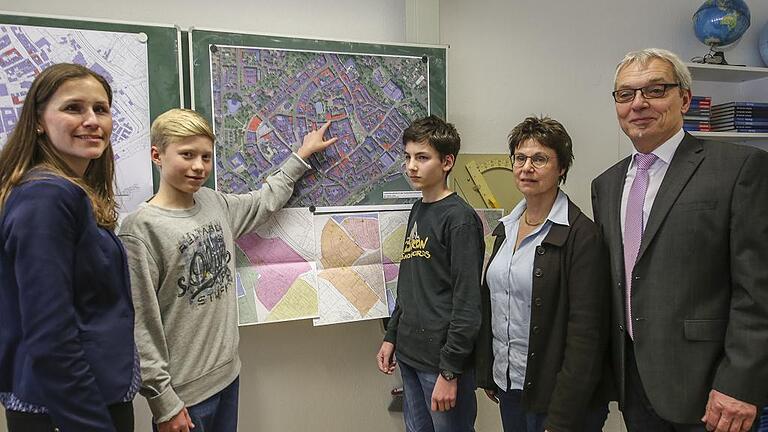 Vor der Schweinfurter „Leerstandskarte“ (von links): City-Managerin Svenja Melchert, die Schüler Lennart Sokalla und Lenny Fischer, Projektleiterin Gertrud Schüll, Jürgen Leutert (Vermessungsamt). Vor der Schweinfurter „Leerstandskarte“ (von links): City-Managerin Svenja Melchert, die Schüler Lennart Sokalla und Lenny Fischer, Projektleiterin Gertrud Schüll, Jürgen Leutert (Vermessungsamt).