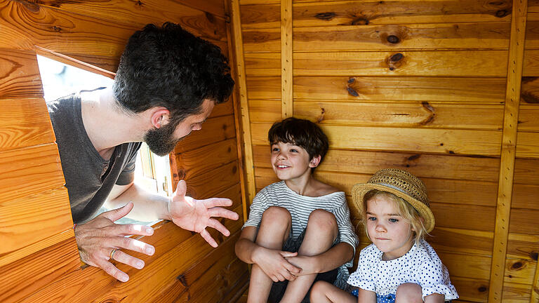 Der Papa ist für jeden Quatsch bereit: Aber ob Frank Vierheilig auch durch das Fenster von Noahs und Amelies Spielhaus passt? Foto: Thomas Obermeier Der Papa ist für jeden Quatsch bereit: Aber ob Frank Vierheilig auch durch das Fenster von Noahs und Amelies Spielhaus passt? Foto: Thomas Obermeier