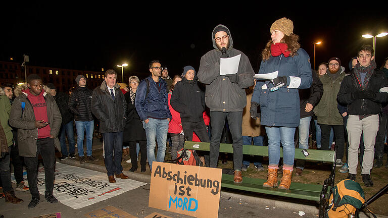Eine Demonstration gegen die Abschiebung von Afghanen ist am Montagabend vom Hauptbahnhof zum Marktplatz gezogen.