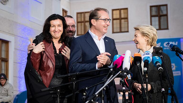 Bei der CSU-Klausur in Kloster Seeon: Dorothee Bär (links) mit EVP-Fraktionschef Manfred Weber, CSU-Landesgruppenchef Alexander Dobrindt und EU-Kommissionspräsidentin Ursula von der Leyen. Bei der CSU-Klausur in Kloster Seeon: Dorothee Bär (links) mit EVP-Fraktionschef Manfred Weber, CSU-Landesgruppenchef Alexander Dobrindt und EU-Kommissionspräsidentin Ursula von der Leyen. 