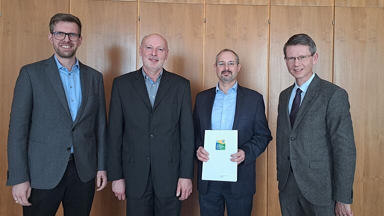 Fresenius Medical Care hat eine Auszeichnung erhalten. Im Bild (von links): Jan von Lackum, Jürgen Halbig (Umwelt- und Energiemanagementbeauftragter bei Fresenius Medical Care in Schweinfurt), Ülkü Malkoc (Werksleiter von Fresenius Medical Care in Schweinfurt) und Sebastian Remelé. Fresenius Medical Care hat eine Auszeichnung erhalten. Im Bild (von links): Jan von Lackum, Jürgen Halbig (Umwelt- und Energiemanagementbeauftragter bei Fresenius Medical Care in Schweinfurt), Ülkü Malkoc (Werksleiter von Fresenius Medical Care in Schweinfurt) und Sebastian Remelé.