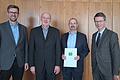 Fresenius Medical Care hat eine Auszeichnung erhalten. Im Bild (von links): Jan von Lackum, Jürgen Halbig (Umwelt- und Energiemanagementbeauftragter bei Fresenius Medical Care in Schweinfurt), Ülkü Malkoc (Werksleiter von Fresenius Medical Care in Schweinfurt) und Sebastian Remelé.