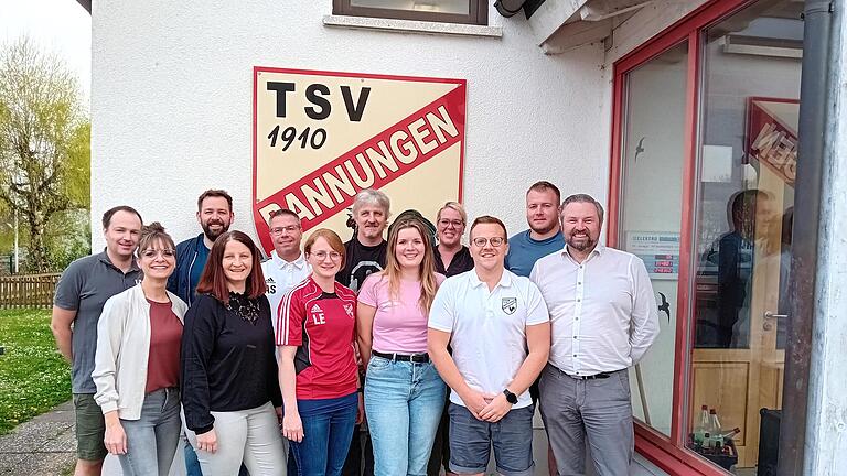 Vorstandsteam (hinten von links): Rene Erhard, Michael Dütsch, Armin Stürmer, Steffen Winterbauer, Meike Wagner, Florian Erhard. Vorne (von links) Sina Merz, Katja Winterbauer, Lena Grau, Anna-Lena Bott, Dominik Hüllmantel, Oliver Leischner, es fe... - Vorstandsteam (hinten von links): Rene Erhard, Michael Dütsch, Armin Stürmer, Steffen Winterbauer, Meike Wagner, Florian Erhard. Vorne (von links) Sina Merz, Katja Winterbauer, Lena Grau, Anna-Lena Bott, Dominik Hüllmantel, Oliver Leischner, es fehlen Sandro Neumann, Andreas Berninger und Marco Nöller. Vorstandsteam (hinten von links): Rene Erhard, Michael Dütsch, Armin Stürmer, Steffen Winterbauer, Meike Wagner, Florian Erhard. Vorne (von links) Sina Merz, Katja Winterbauer, Lena Grau, Anna-Lena Bott, Dominik Hüllmantel, Oliver Leischner, es fe... - Vorstandsteam (hinten von links): Rene Erhard, Michael Dütsch, Armin Stürmer, Steffen Winterbauer, Meike Wagner, Florian Erhard. Vorne (von links) Sina Merz, Katja Winterbauer, Lena Grau, Anna-Lena Bott, Dominik Hüllmantel, Oliver Leischner, es fehlen Sandro Neumann, Andreas Berninger und Marco Nöller.