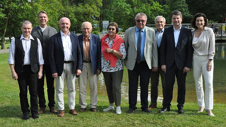 Gruppenbild am Dorfweiher.