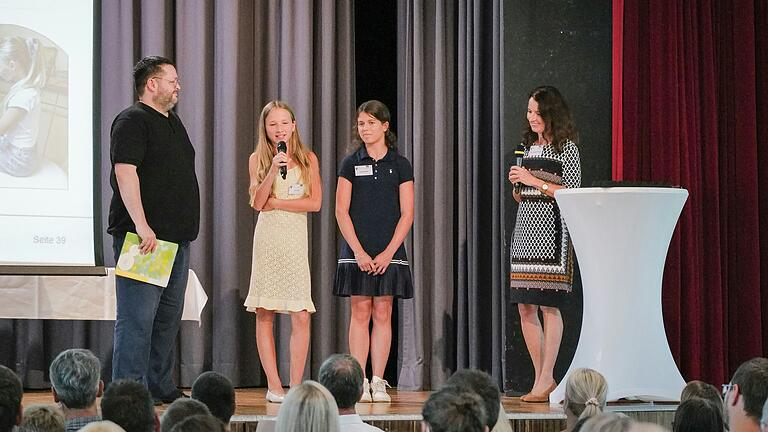 Sie belegten den 1. Platz beim Gesamtpreis – Lia Link und Lena Busch (Matthias–Grünewald-Gymnasium TBB) mit dem Projekt 'Clothes Code', betreuendes Unternehmen war m2m systems.