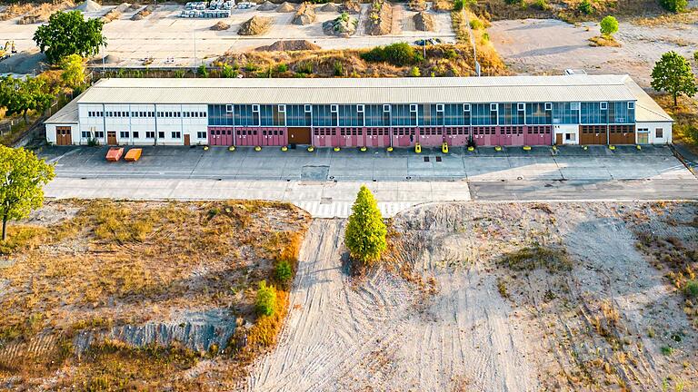 Die Panzerhalle 237 auf dem Gelände der ehemaligen Ledward Kaserne soll saniert werden und könnte auch Räume für Firmen aus dem Gründer- und Technologiezentrum bieten. Rund um die Halle soll in den nächsten Jahren ein rund zehn Hektar großer Bürgerpark entstehen. Die Panzerhalle 237 auf dem Gelände der ehemaligen Ledward Kaserne soll saniert werden und könnte auch Räume für Firmen aus dem Gründer- und Technologiezentrum bieten. Rund um die Halle soll in den nächsten Jahren ein rund zehn Hektar großer Bürgerpark entstehen.