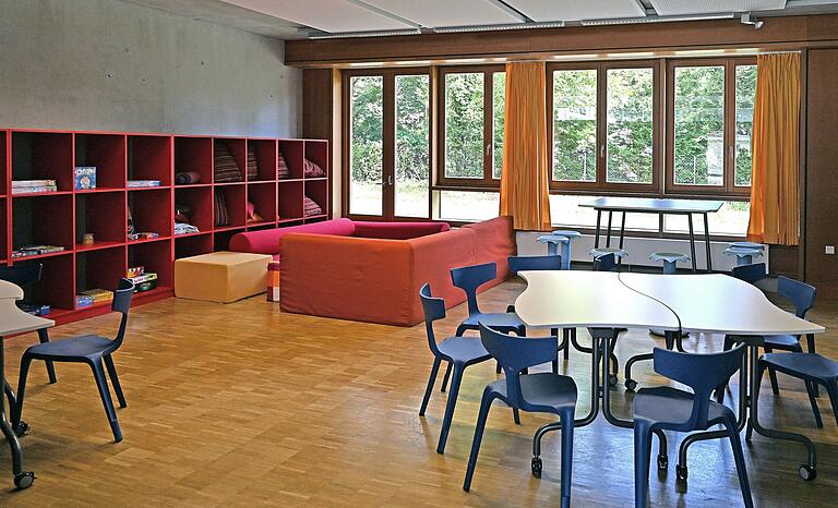 In den OGS-Gruppenräumen der Realschule Kitzingen können die Kinder ihre Hausaufgaben erledigen, lernen und anschließend zusammen spielen. In den OGS-Gruppenräumen der Realschule Kitzingen können die Kinder ihre Hausaufgaben erledigen, lernen und anschließend zusammen spielen.