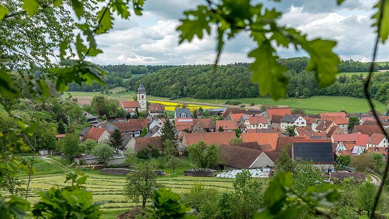 Rund 70 Prozent der Traumrunde Geiselwind im Landkreis Kitzingen verlaufen auf naturnahen Pfaden. Blick auf Ebersbrunn. Rund 70 Prozent der Traumrunde Geiselwind im Landkreis Kitzingen verlaufen auf naturnahen Pfaden. Blick auf Ebersbrunn.
