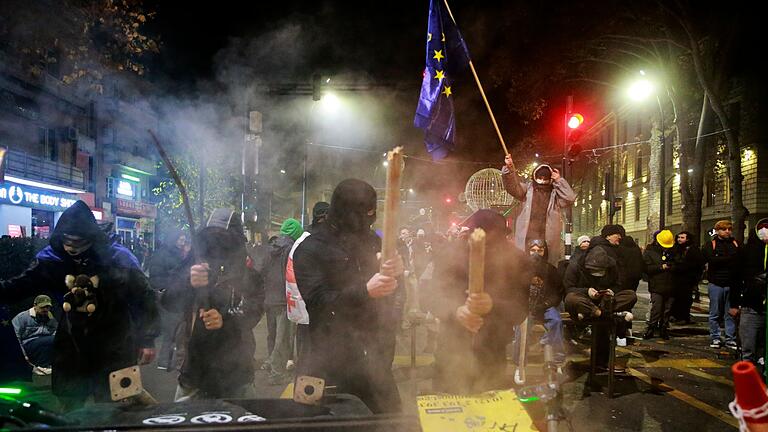 Proteste in Georgien       -  Seit Tagen kommt es in Georgien zu proeuropäischen Protesten - teils auch mit Gewalt.