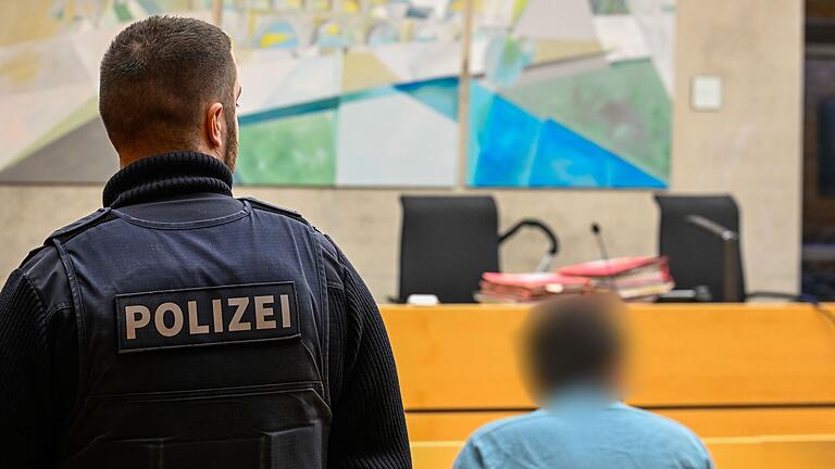 Auf der Anklagebank des Landgerichts Würzburg sitzt die mutmaßliche Schlüsselfigur im Prozess um die Entführung in Karlstadt. Auf der Anklagebank des Landgerichts Würzburg sitzt die mutmaßliche Schlüsselfigur im Prozess um die Entführung in Karlstadt.