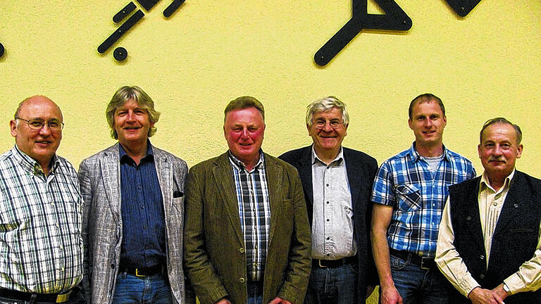 Sportplatzpflegegemeinschaft – eine Erfolgsgeschichte: Der alte und neue Vorsitzende Karl Katzenberger (Dritter von links) wird flankiert von den Vorstandsmitgliedern (von links) Fritz Hasenpusch, Helmar Scheuring, Johann Giglhuber und den Sportplatzpflegern Rudi und Franz Söder. Sportplatzpflegegemeinschaft – eine Erfolgsgeschichte: Der alte und neue Vorsitzende Karl Katzenberger (Dritter von links) wird flankiert von den Vorstandsmitgliedern (von links) Fritz Hasenpusch, Helmar Scheuring, Johann Giglhuber und den Sportplatzpflegern Rudi und Franz Söder.