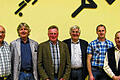 Sportplatzpflegegemeinschaft &ndash; eine Erfolgsgeschichte: Der alte und neue Vorsitzende Karl Katzenberger (Dritter von links) wird flankiert von den Vorstandsmitgliedern (von links) Fritz Hasenpusch, Helmar Scheuring, Johann Giglhuber und den Sportplatzpflegern Rudi und Franz Söder.