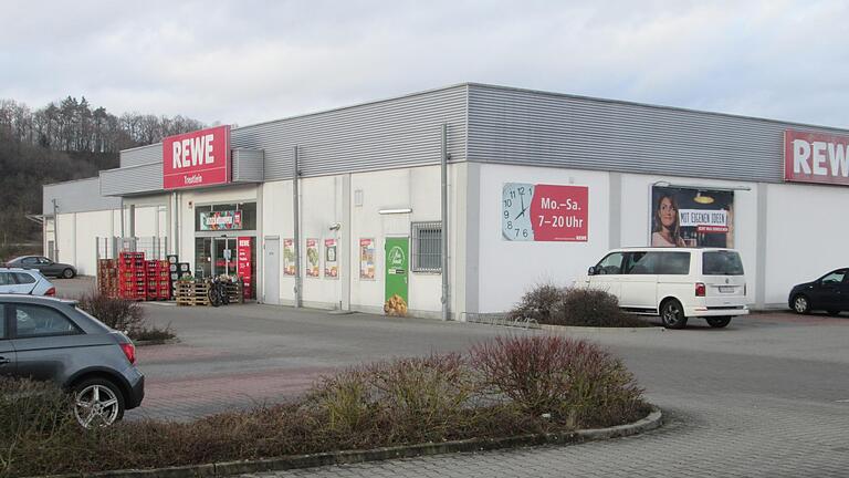 Die Erweiterung des Rewe-Markts wie auch die Änderung des Bebauungsplans 'Siebenäcker' ist in trockenen Tüchern. Foto: Winfried Ehling       -  Die Erweiterung des Rewe-Markts wie auch die Änderung des Bebauungsplans 'Siebenäcker' ist in trockenen Tüchern. Foto: Winfried Ehling