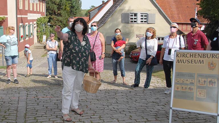 Roswitha Dorsch versetzte bei ihrer Themenführung die Teilnehmer einige Jahrhunderte zurück, doch wegen der Corona-Pandemie bewegte sich die Gruppe auf dem Areal des Mönchsondheimer Kirchenburgmuseums nur im Freien.