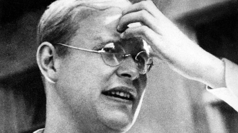 Der vor 75 Jahren ermordete NS-Widerstandskämpfer und Pazifist Dietrich Bonhoeffer, hier auf einem undatierten Archivbild, stand im Mittelpunkt des Reformationstags in Rügheim. Der vor 75 Jahren ermordete NS-Widerstandskämpfer und Pazifist Dietrich Bonhoeffer, hier auf einem undatierten Archivbild, stand im Mittelpunkt des Reformationstags in Rügheim. 
